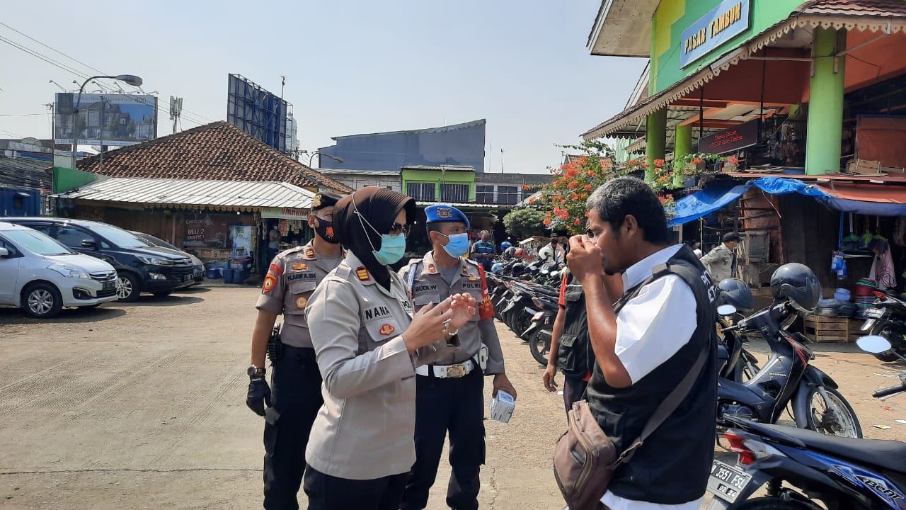 Read more about the article Polsek Tambun Dan Polres Metro Bekasi Berikan Baksos Ke Panti Asuhan Tahfidzul Qur’an Nuriyyah