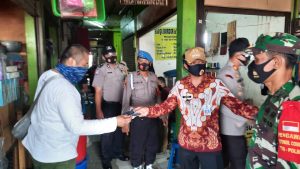 Read more about the article Cegah Penyebaran Covid 19 Polsek Bersama Kecamatan Dan Koramil Bagikan Masker Ke Pedagang Pasar Tambun