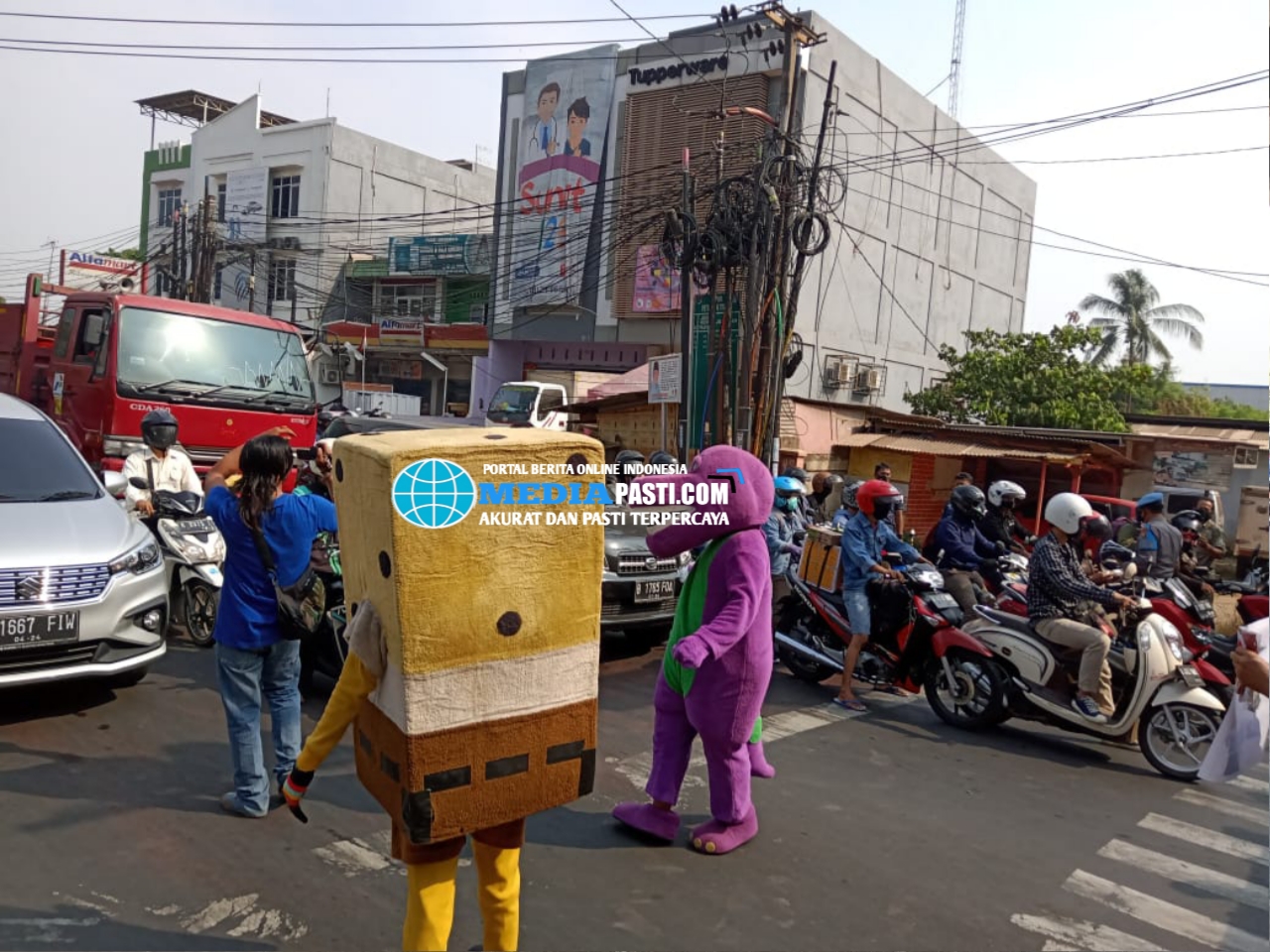 Read more about the article Antisifasi Penyebaran Covid -19 Polsek Cikbar Bagikan 1500 Masker Pada Buruh Yang Melintas