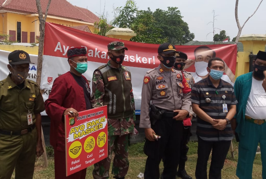 Read more about the article Tekan Penyebaran Covid 19 Polsek Muara Gembong Ajak Dan Baginkan Masker Pada Nelayan Dan Warga Pesisir