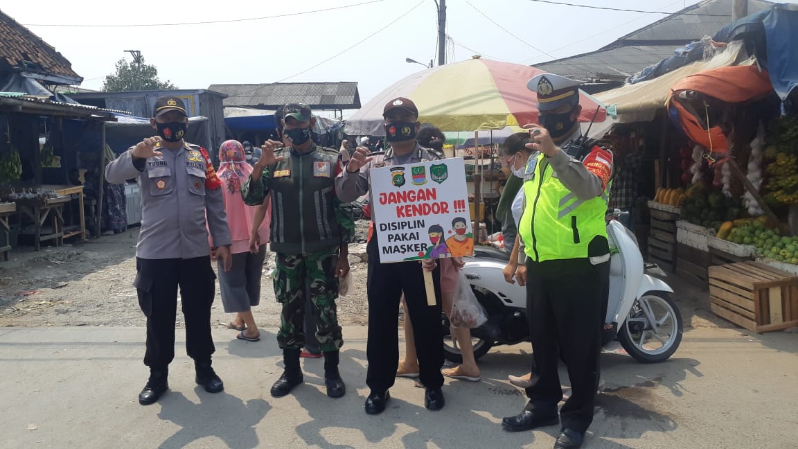 Read more about the article Polsek Tarumajaya Kampanyekan Penggunana Masker dan Kampanye 3M Pada Pedagang Dan Pengunjung Pasar Tradisional