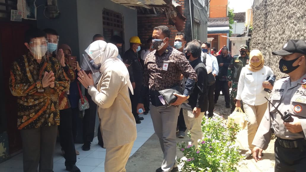 Read more about the article Menaker Tinjau Pencairan Subsidi Upah Di Cikarang Barat