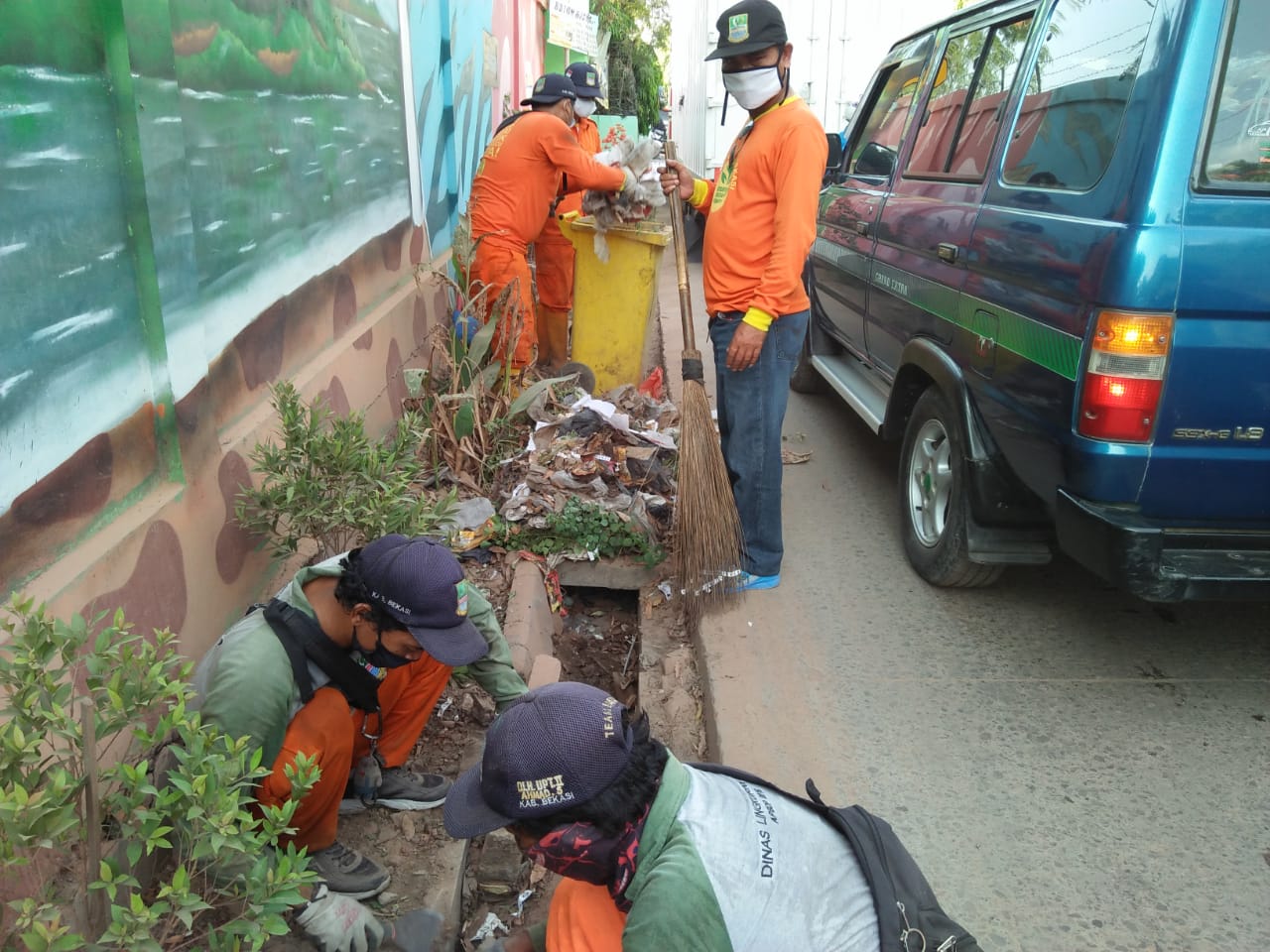 Read more about the article Jalan Indoporlen Setia Mekar Penuh Sampah Di Sulap Tim Biawak Jadi Bersih