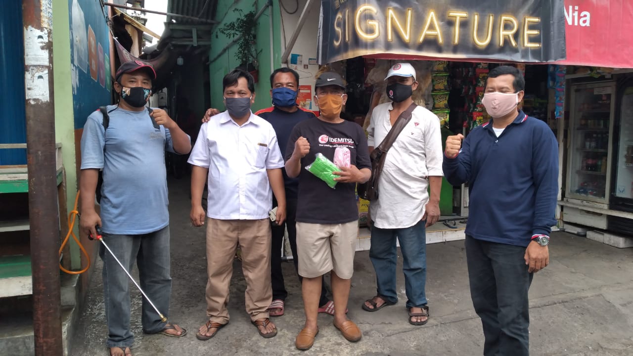 You are currently viewing Warga Kp pulo Gede Jakasampurna Bekasi Barat Penyemprotan Disinfektan dan Bagikan Masker