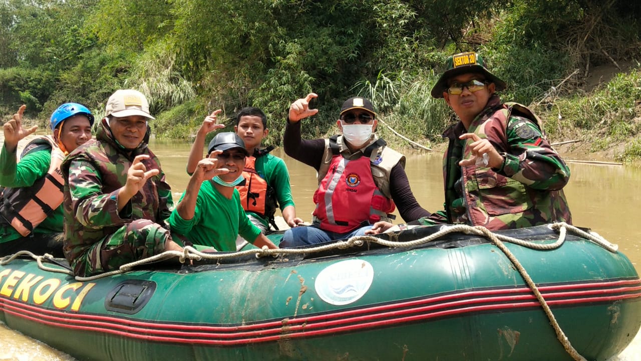 Read more about the article Hari Sumpah Pemuda Sekoci Gandeng Kadis LH  Susuri Sungai Cibeet