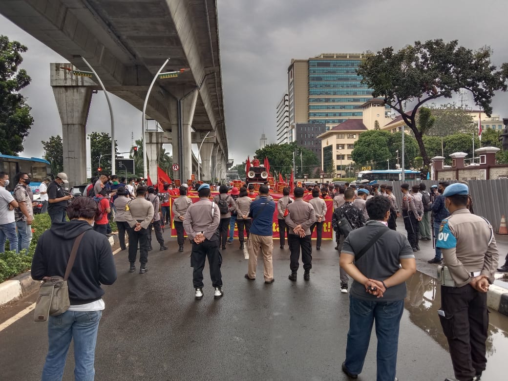 Read more about the article DEMONTRASI DI DEPAN MABES POLRI TERKAIT PENGAMANAN DEMO TOLAK UU CIPTAKER