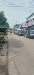 Read more about the article Bongkar Muat Mobil Barang Di Sinyalir Memakan Bahu Jalan