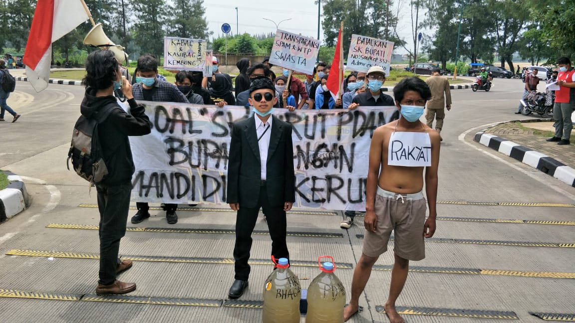 Read more about the article Mahasiswa Dan Pemuda Konsorsium Serta Forum Rakyat Bekasi Gelar Demo di Perkantoran Pemerintah Kab Bekasi