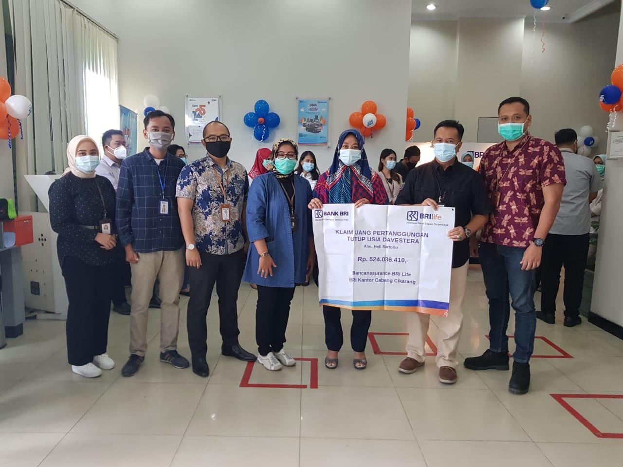 Read more about the article Bancasurance BRIlife Kanwil Jakarta 2 Bayar Klaim Meninggal Dunia di Kantor BRI Cabang Cikarang
