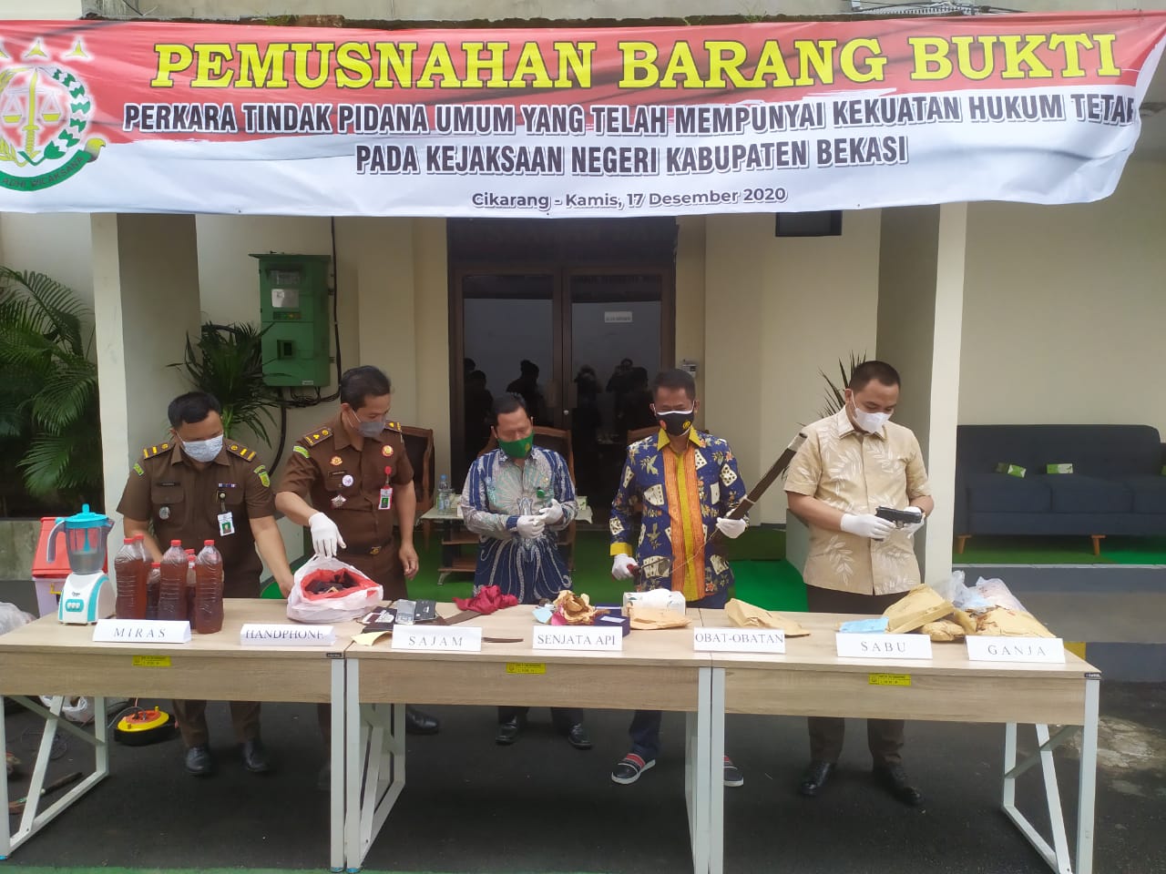 Read more about the article Kajari dan Polres Metro Kab Bekasi Musnahkan Barang Bukti Tindakan Pidana Yang Sudah Punyai Kekuatan Hukum Tetap