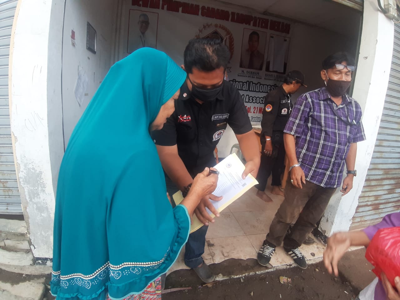 Read more about the article DPC AWPI Kab Bekasi Bantu Ringankan Warga Dampak Pandemi Covid