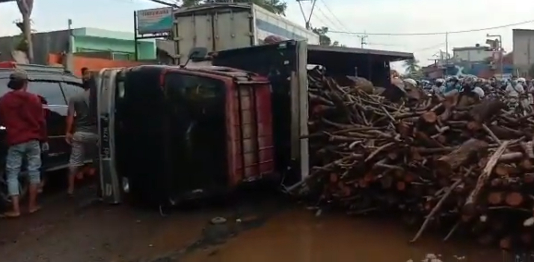 Read more about the article Truk Terguling di Jalan Industri Pasir Gombong Cikarang Utara Kab Bekasi