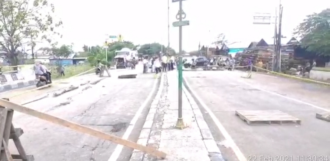Read more about the article Banjir Akibatkan Jalan Provinsi Jembatan Pacing Kedung Waringin Ambles