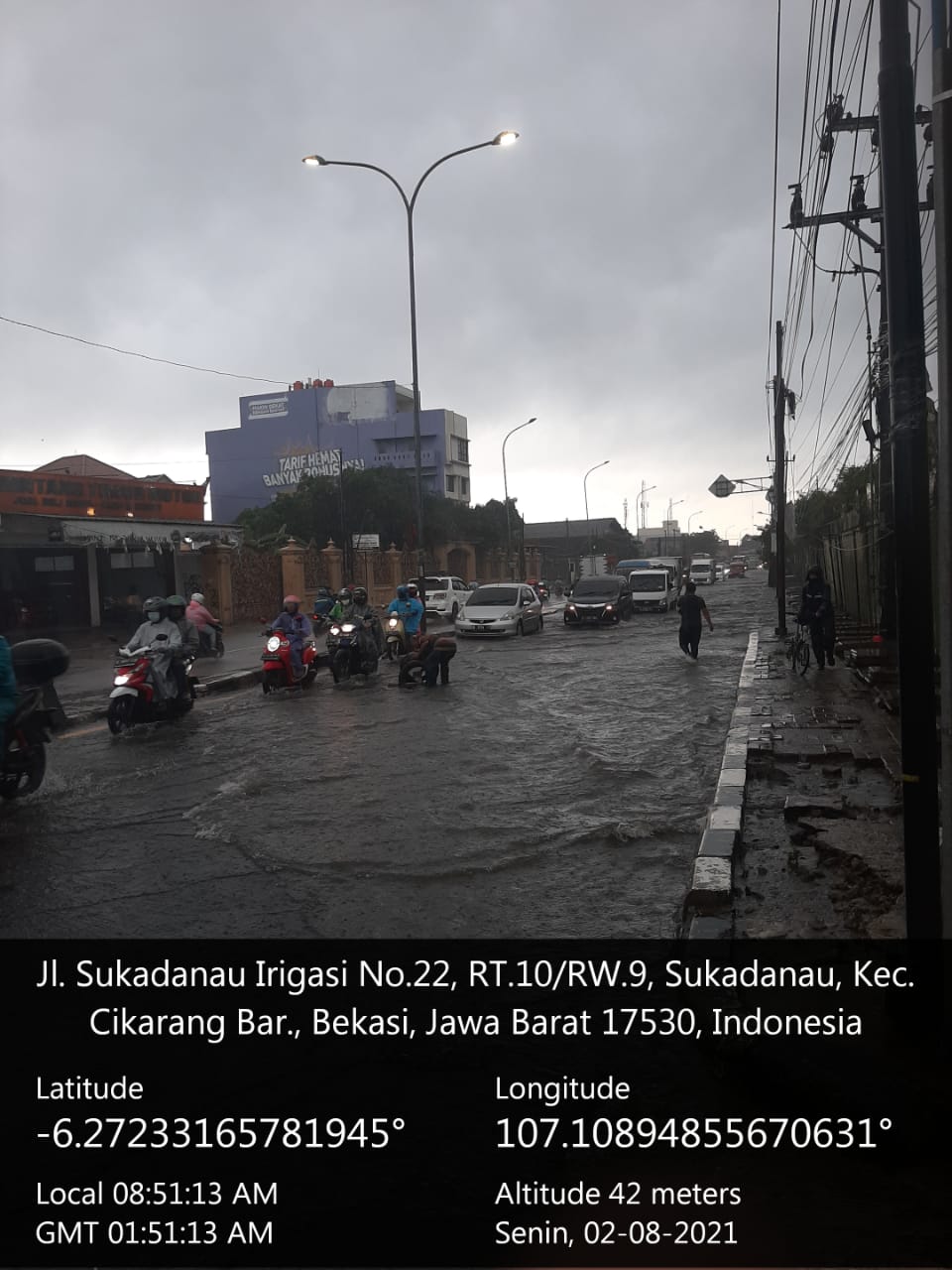 Read more about the article Jalan Raya Sukadanau Cikarang Barat Banjir Akibat Curah Hujan yang Tinggi