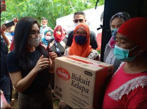 Read more about the article Anggota DPR RI Fraksi PDI Perjuangan, Rieke Diah Pitaloka Berikan Bantuan Kepada Korban Banjir di Kab Bekasi