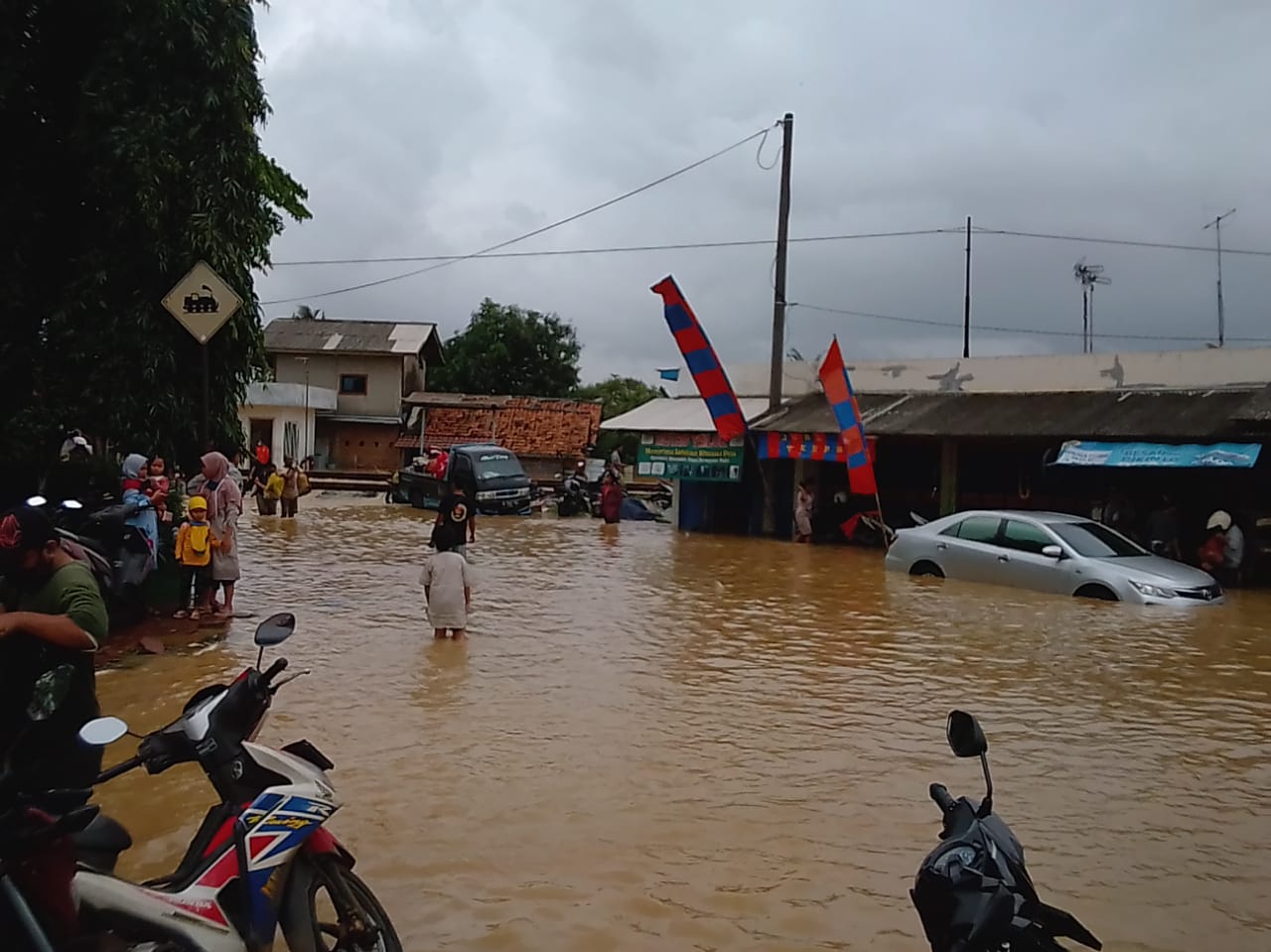 Read more about the article Kec Cikarang Utara 3 Desanya Terendam Banjir Jalan Raya Kaliulu Juga Kena Dampaknya