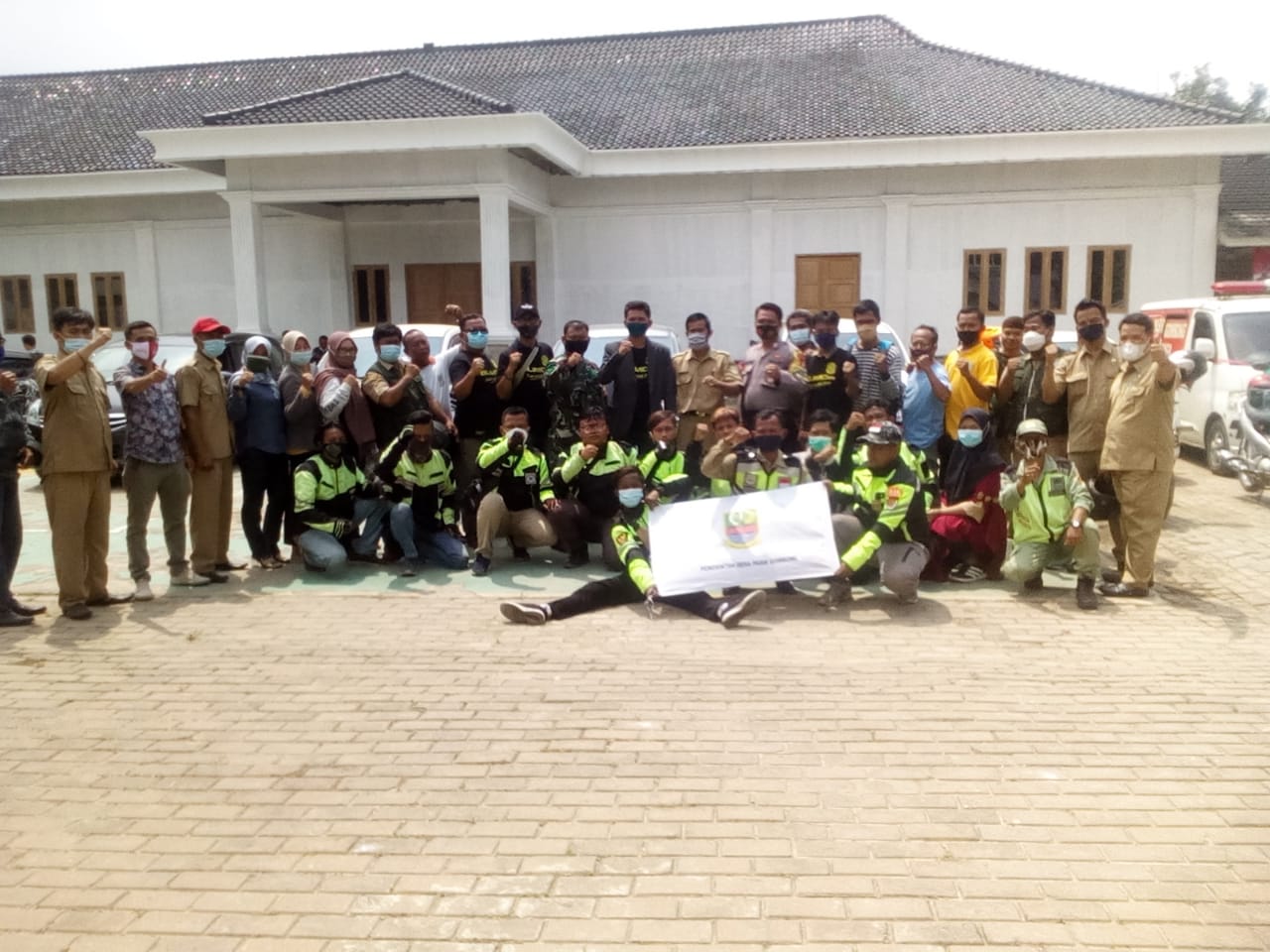 Read more about the article H Maslam Kades Pasir Gombong Dan Team Kesehatan Kirim Bantuan  Korban Banjir  Di Cabang Bungin
