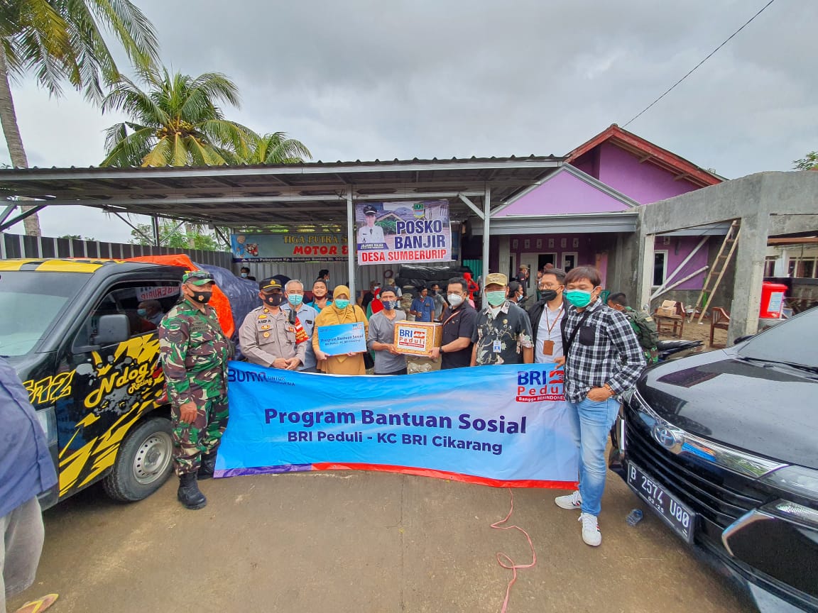 Read more about the article Bank BRI Cabang Cikarang Salurkan Bantuan Korban Banjir di Kec Pebayuran