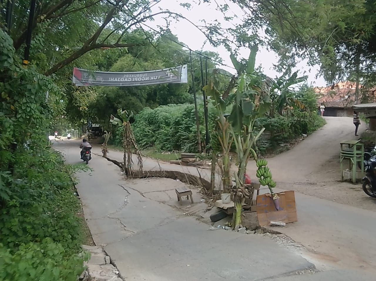 Read more about the article Akibat Tingginya Curah Hujan Jalan Raya Desa Cicau Kecamatan Cikarang Pusat Longsor