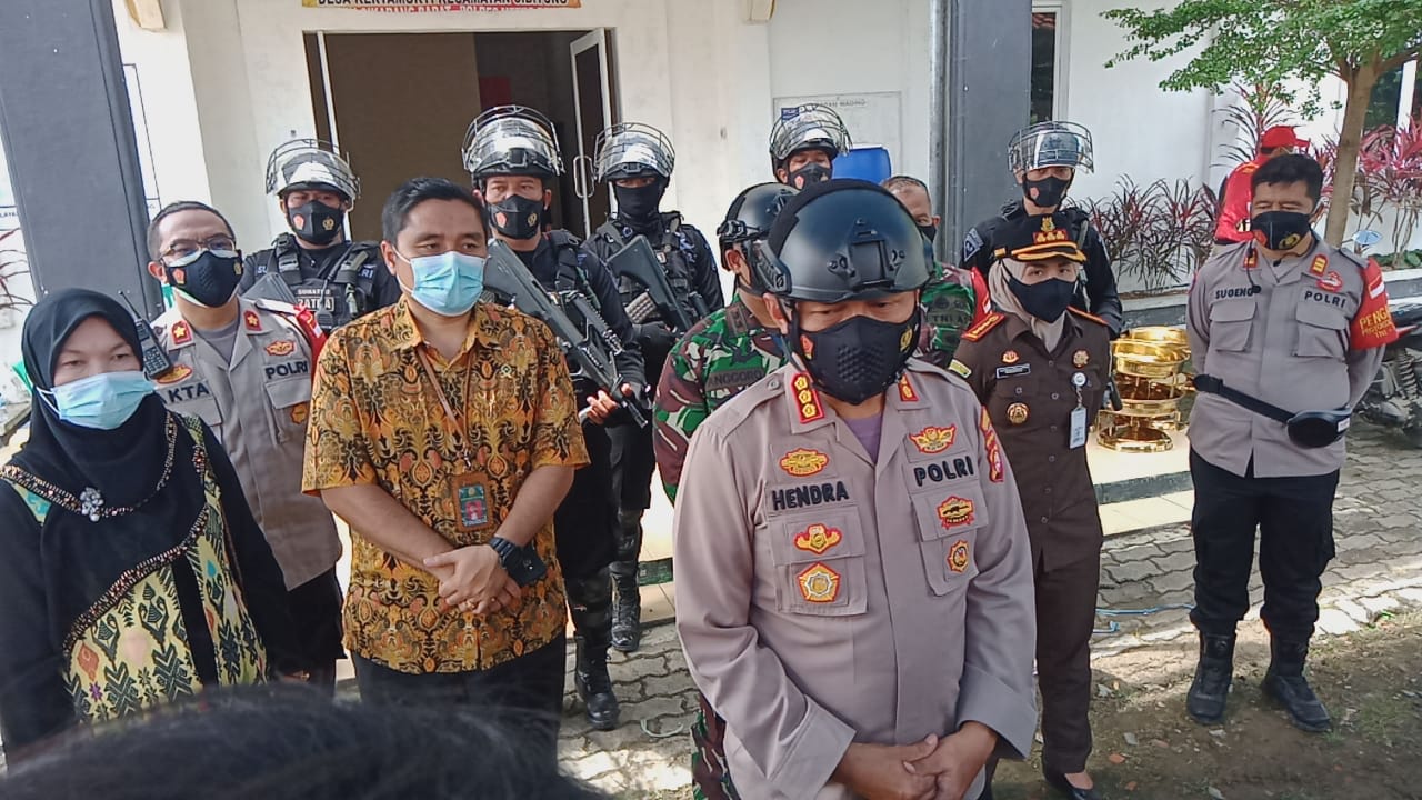 Read more about the article Kapolres Kab Bekasi Lakukan Pengamanan Dalam Pemilihan Kepala Desa di Kertamukti