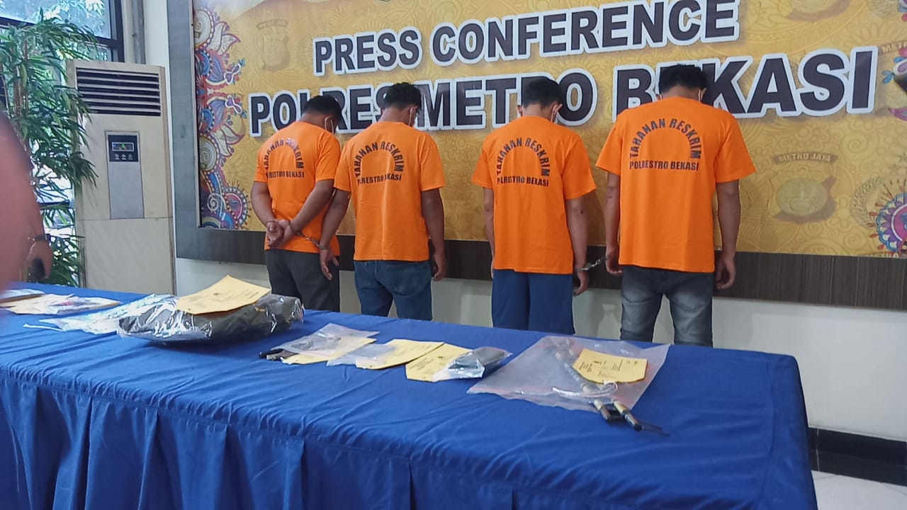 Read more about the article Polres Metro Bekasi Ringkus Empat Orang Terduga Pelaku Pembobolan ATM