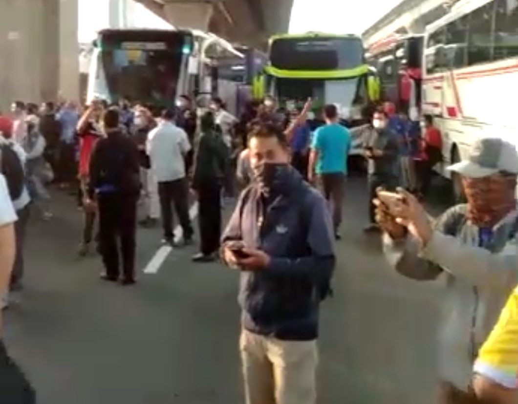 Read more about the article Viral Protes Buruh Penyekatan di Tol Jakarta-Cikampek