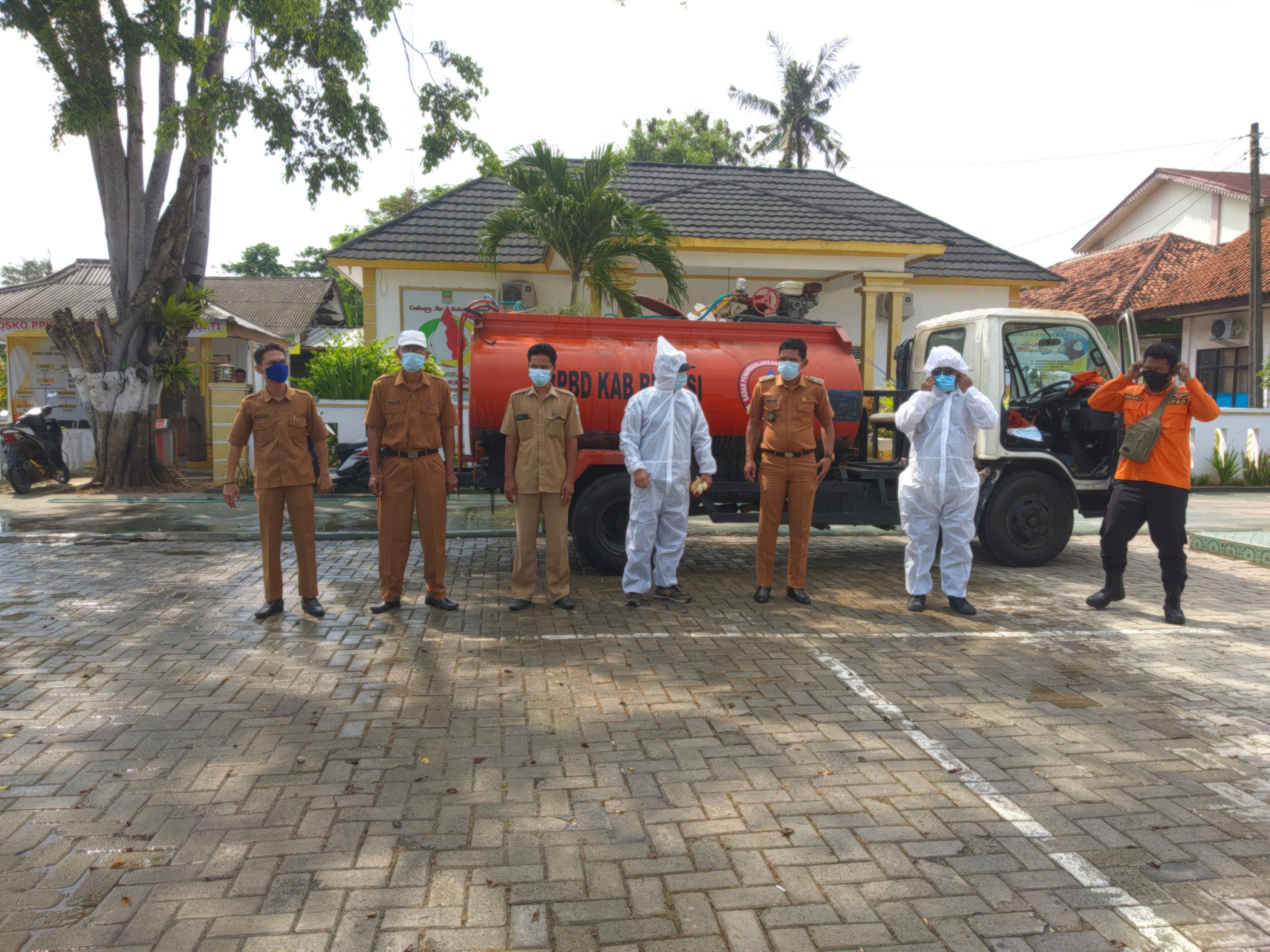 Read more about the article Desa Karangmukti Melakukan Penyemprotan disifektan Pada Rumah Warga Desanya