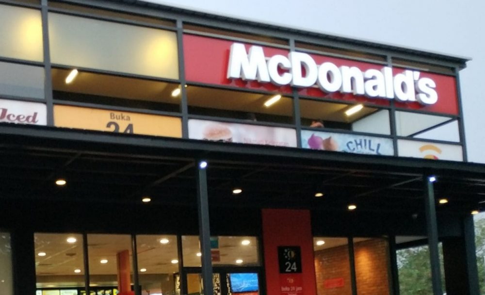 Read more about the article Abaikan Protokol Kesehatan MCDonald Di segel Satuan Polisi Pamong Praja Dan Gugus Tugas Covid -19