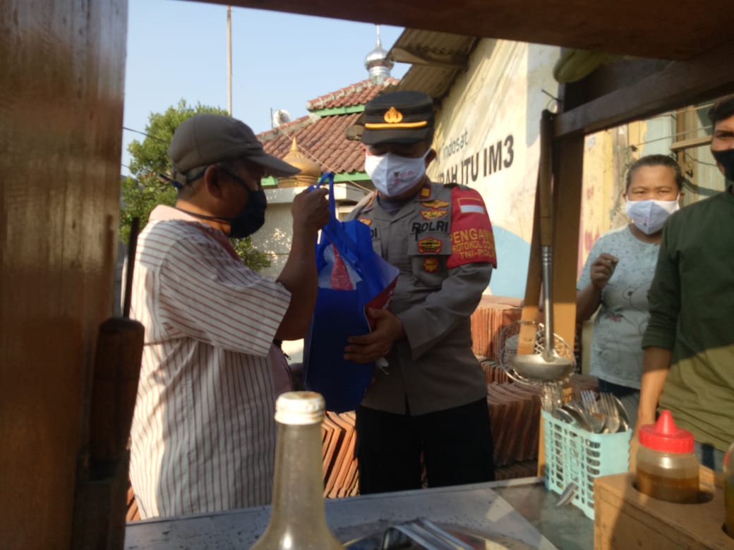 Read more about the article Polsek Cikarang Utara Bagikan Beras Kepada Masyarakat yang Terdampak Saat Pandemi Wabah Covid 19
