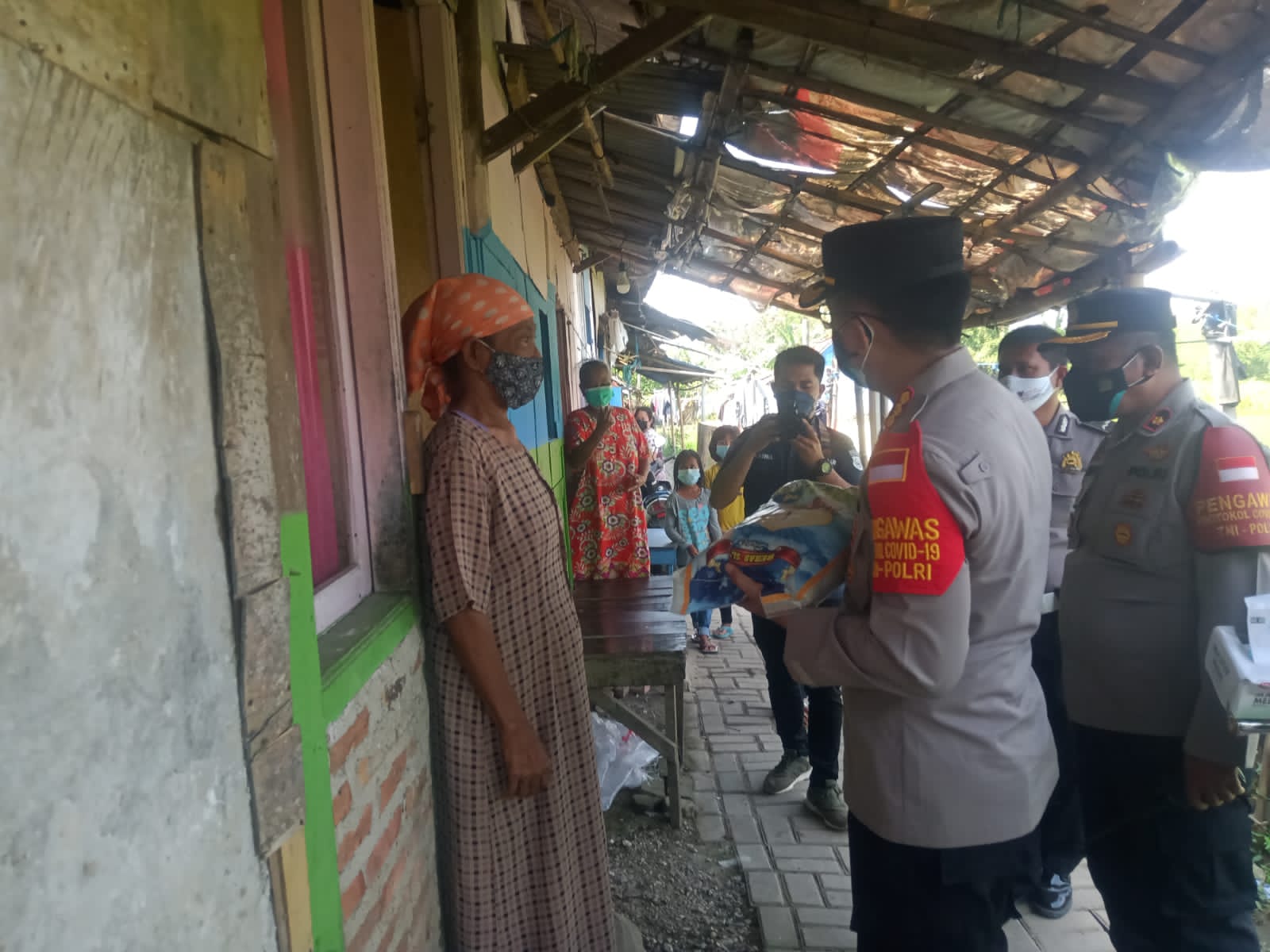Read more about the article Polres Metro Bekasi Dor To door Bagikan Beras Pada Warga  Desa Karangraharja Kec Cikarang Utara Bekasi