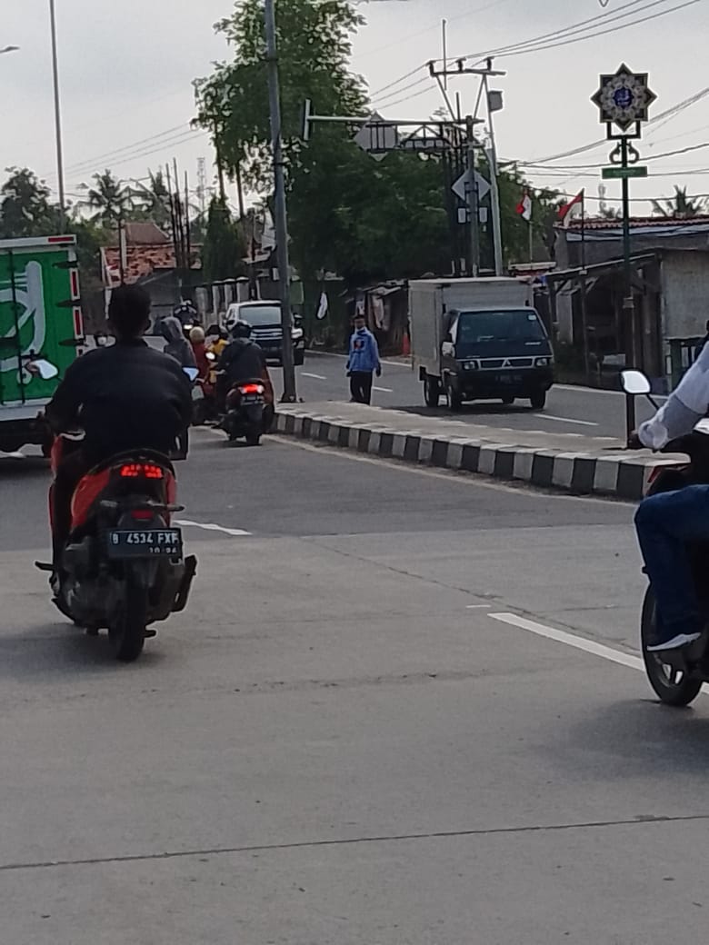 Read more about the article Jalan Trotoar Beralih Jalan Putar Balik Kendaraan, diduga Dishub Kab Bekasi Tutup Mata