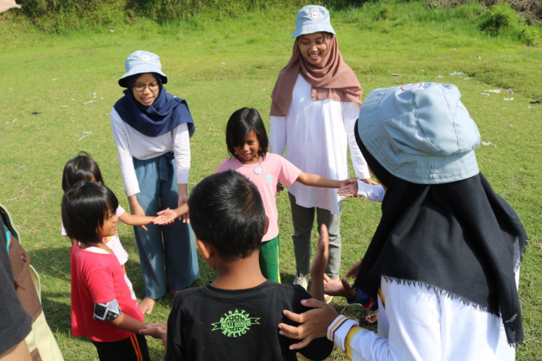 Volunteer Pemuda Peduli saat bermain bersama anak Desa Banjarsari dalam Program Social Traveling “Jelajah Desa” Pada (06/12/19)