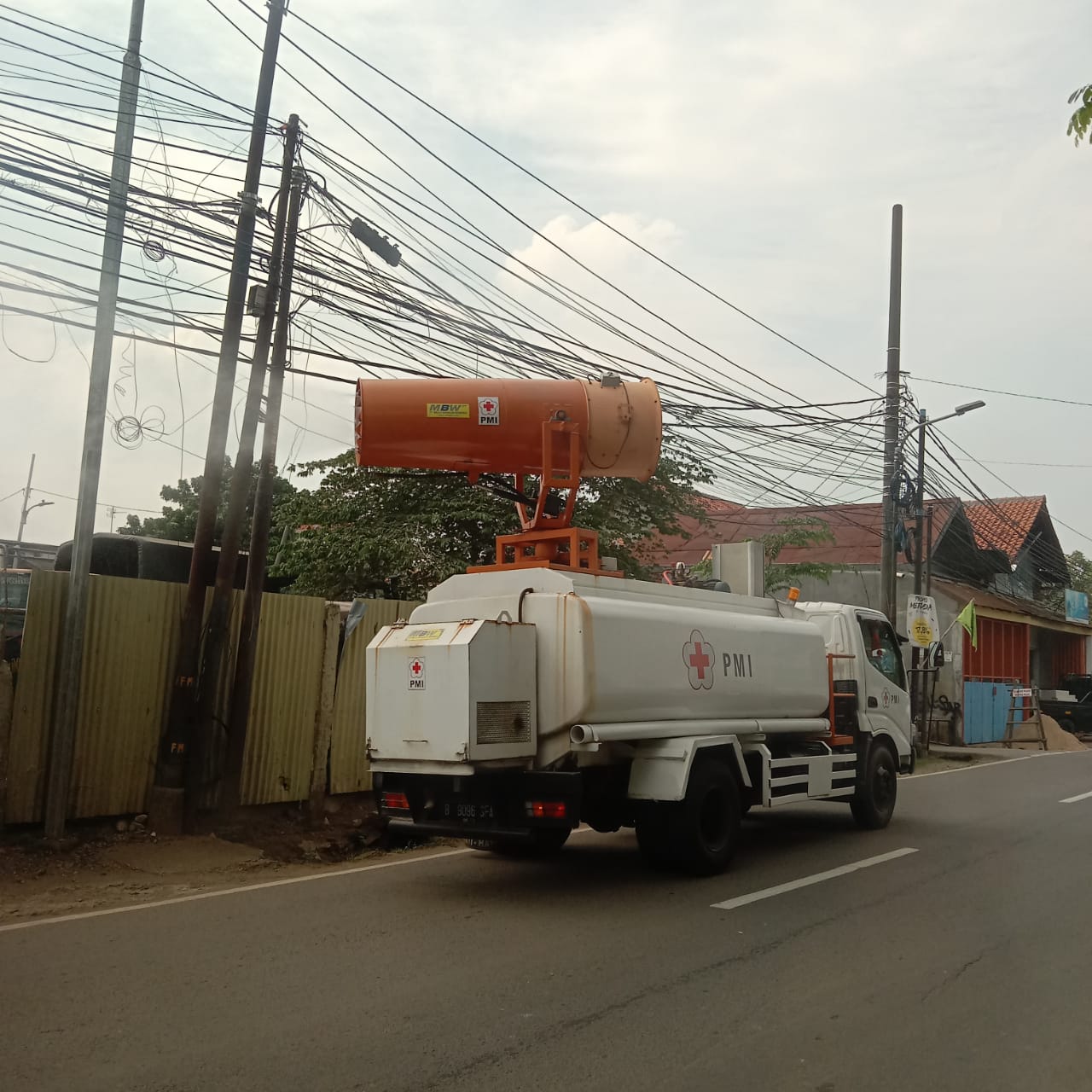 Read more about the article PMI Jakarta Timur Lakukan Semprot Disinfektan di Jalan Protokol