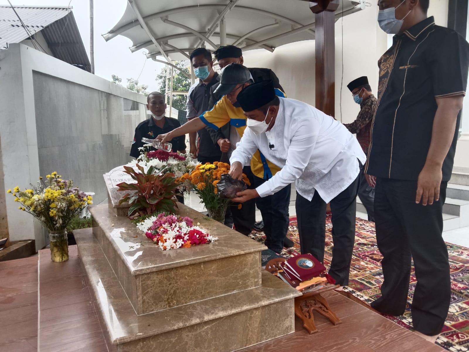 Read more about the article H Akhmad Marjuki PLT Bupati Bekasi datangi Kediaman Almarhum H Eka Supria Atmaja Untuk Berziarah