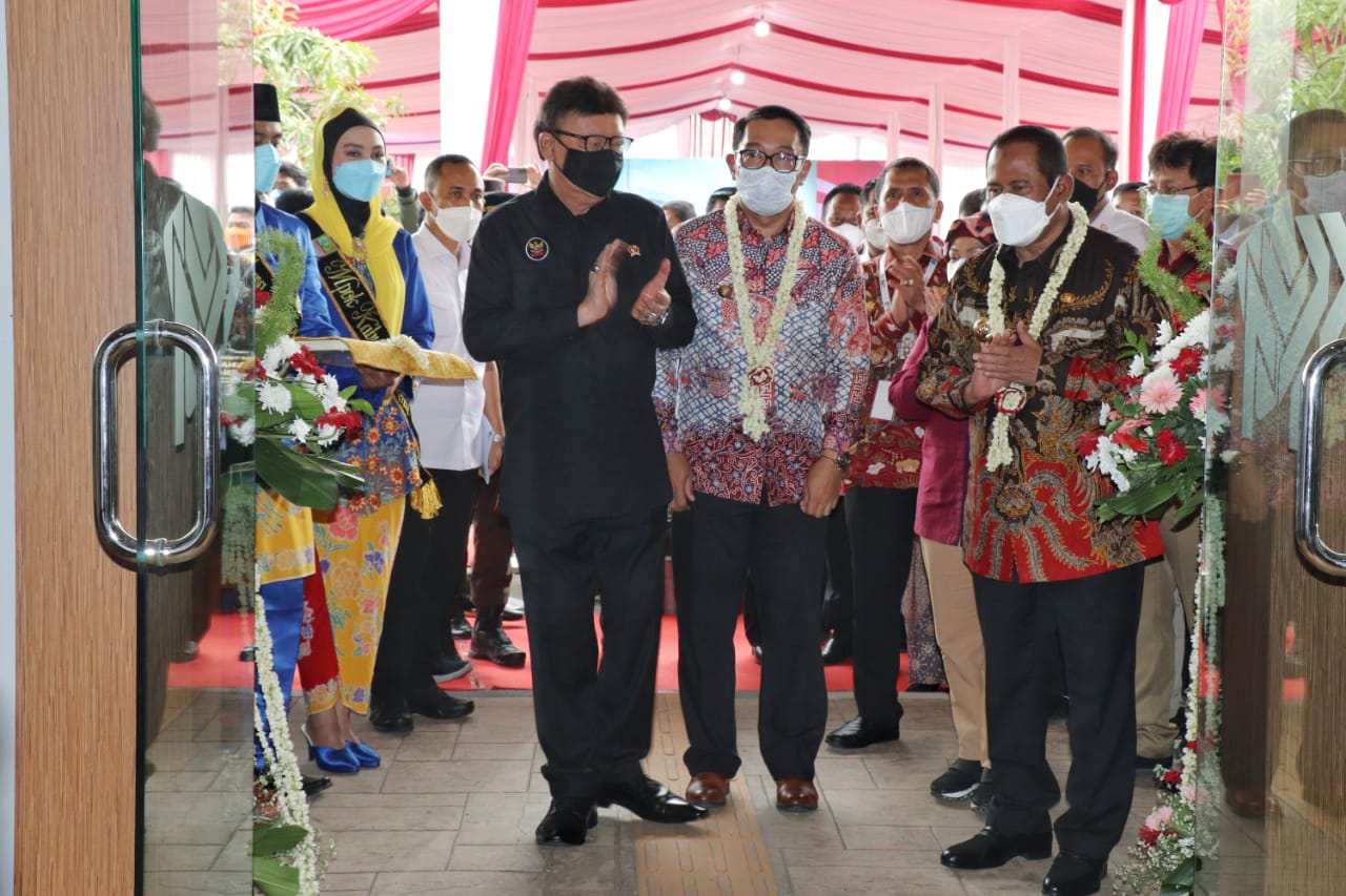 Read more about the article Akhmad Marjuki Plt Bupati Bekasi Dampingi Menpan-RB Dan Ridwan Kamil Resmikan Mall Pelayanan Publik.