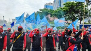 Read more about the article Demo di Balai Kota, Massa Buruh Tuntut Kenaikan Upah Minimum 2022