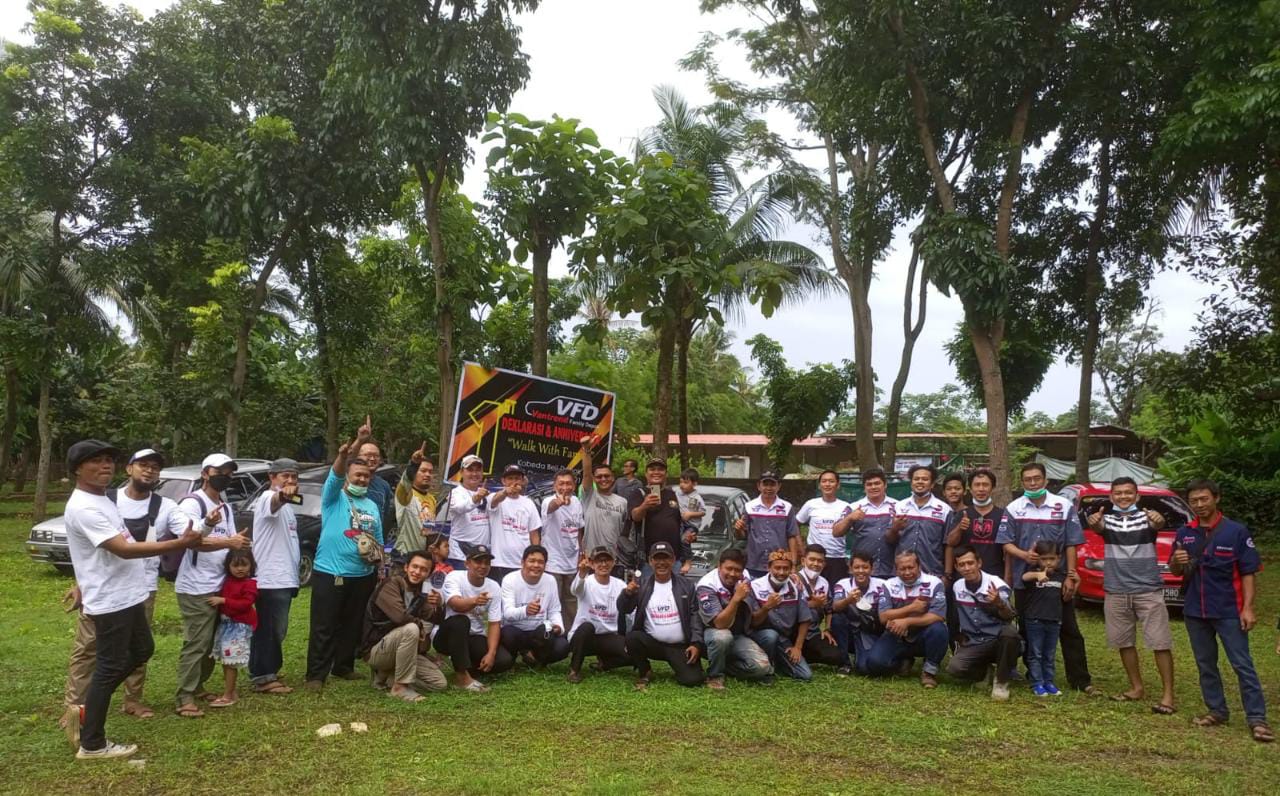 Read more about the article Puluhan penggemar mobil-mobil tua vantren mengadakan pertemuan
