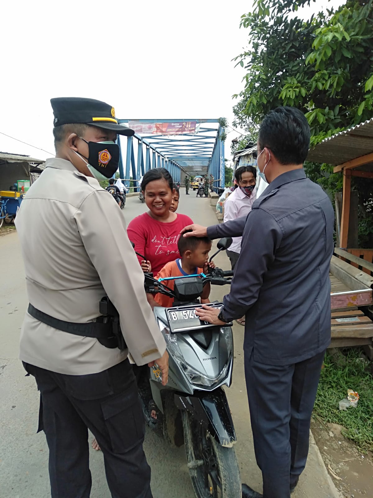 Read more about the article Kecmatan Cabang Bungin   Beserta Forkopimcam Dan Puskesamas Kecamatan Cabangbungin, Gelar PPKM Di Jembatan Garon.
