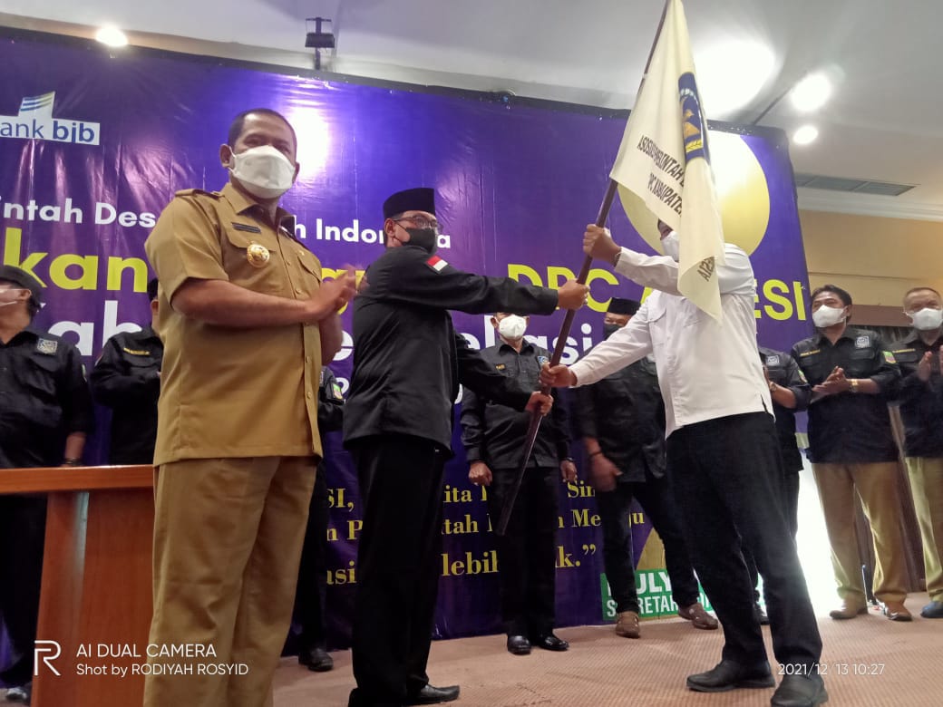 Read more about the article PELANTIKAN PENGURUS DAN KETUA APDESI KABUPATEN BEKASI DI HOTEL PRIME PLAZA PURWAKARTA