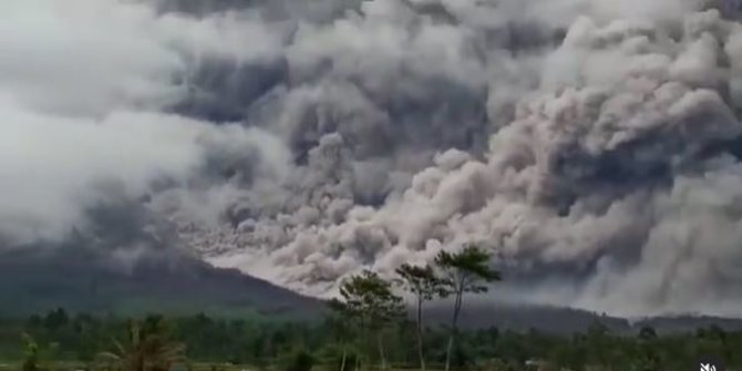 Gunung Semeru erupsi, Warga Berhamburan keluar menyelamatkan diri
