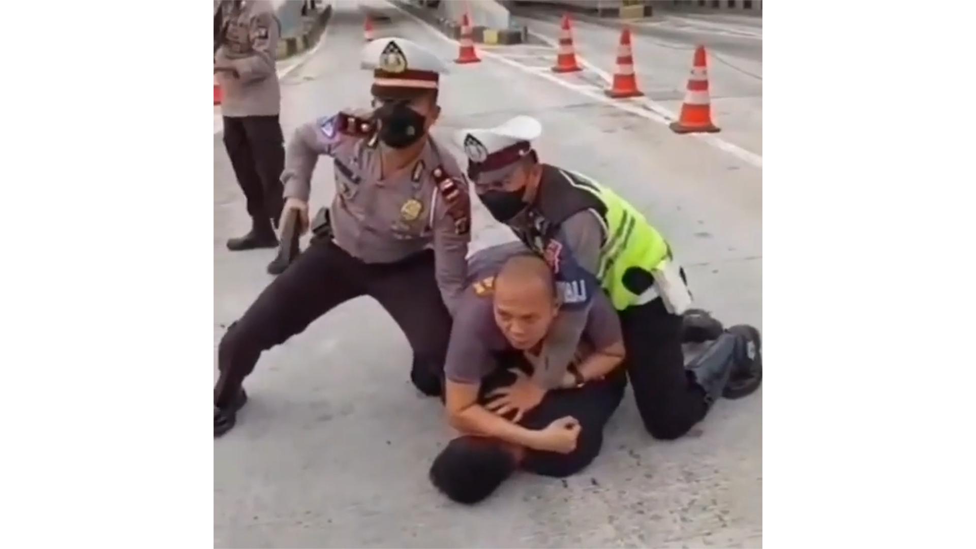 Read more about the article Polisi Sita 15 Kg Sabu Saat Tangkap 3 Pengedar di Tengah Jalan