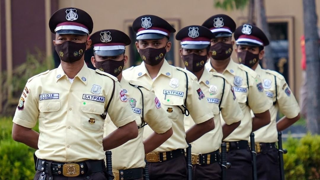 Read more about the article Polisi Kenalkan Warna Baru Seragam Satpam Pagi Ini