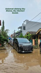 Read more about the article Menteri Sosial Tri Rismaharini Mengunjungi Korban Banjir Di Perumahan Vila Nusa Indah.