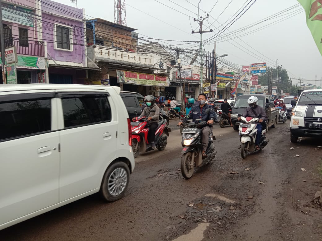 Read more about the article Jalan Raya Cikarang – Cibarusah Dikeluhkan Warga Dan Pengguna Jalan.