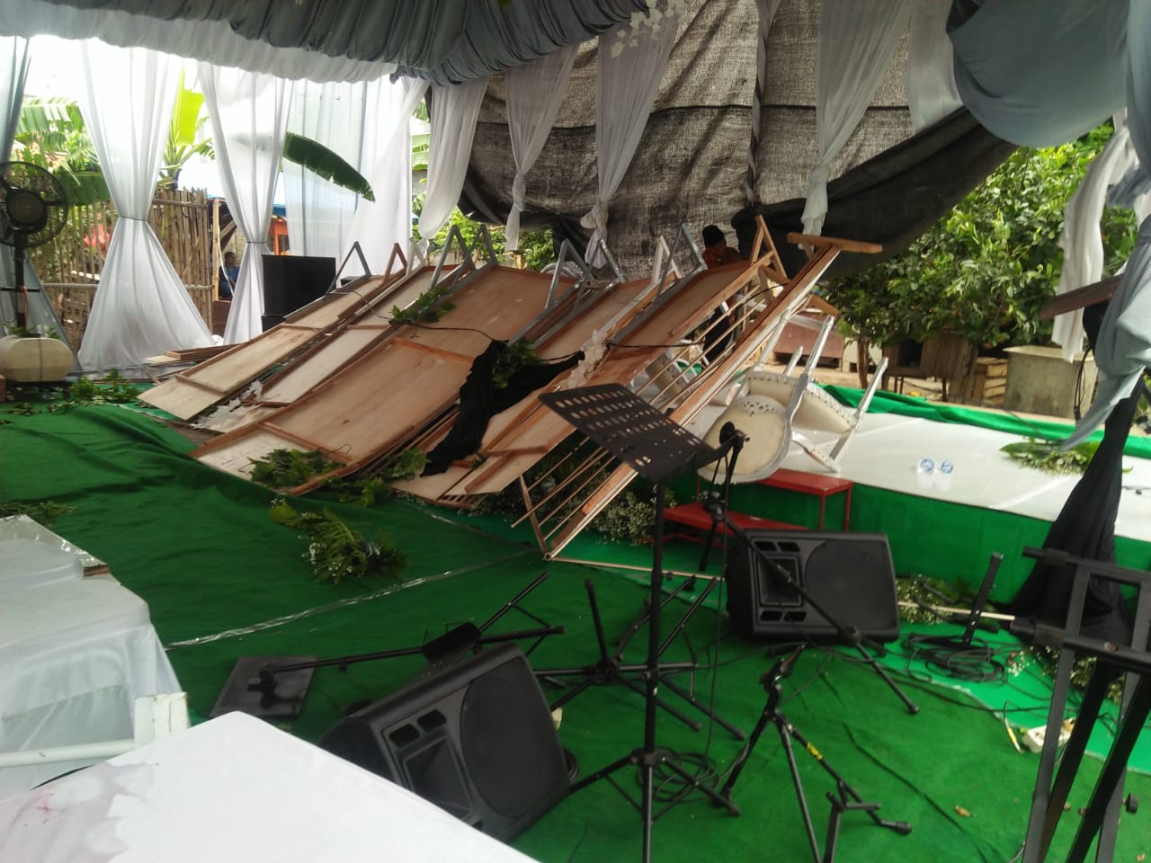 Read more about the article Tenda acara hajatan Diterpa Angin Kencang di kab bekasi dan beberapa Rumah Warga hancur