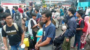 Read more about the article Pemudik Numpuk di Terminal Bekasi Imbas One Way, Ada yang Sampai Nginap
