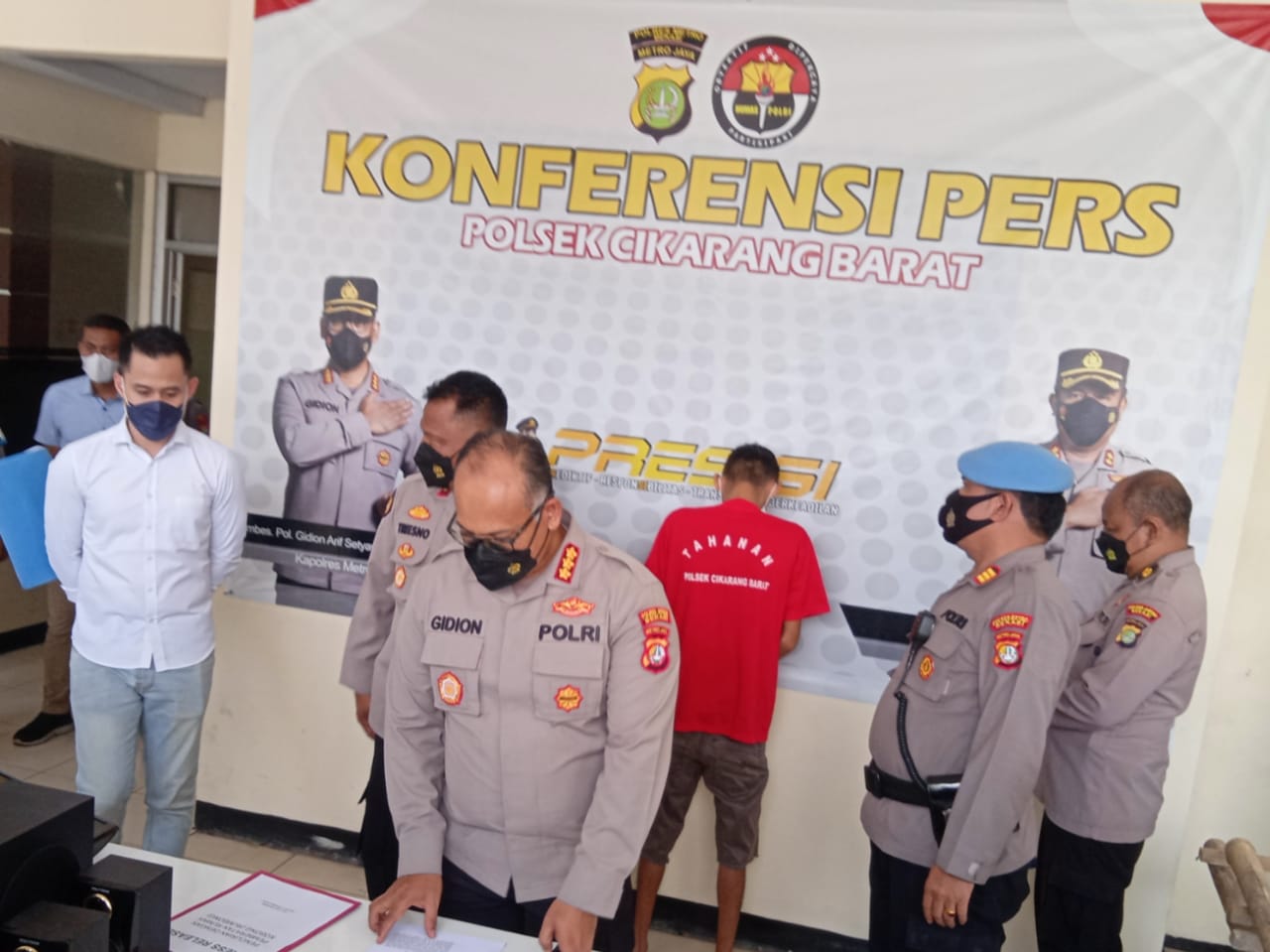 Read more about the article KONFERENSI PERS KAPOLRES METRO BEKASi ungkap Kasus Pencurian Pembobol Rumah