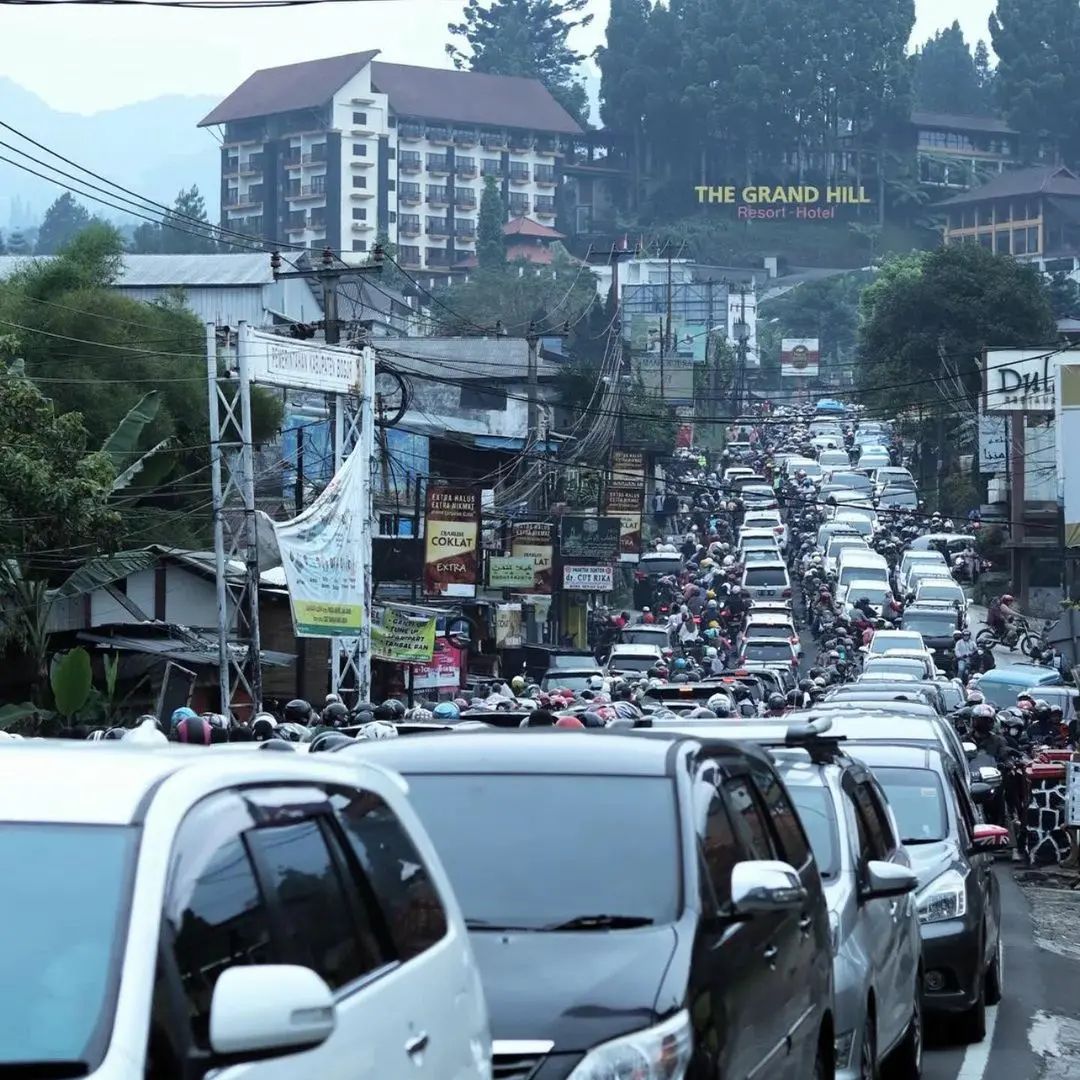 Read more about the article Polisi Hentikan “One Way” di Puncak Bogor Setelah 10 Jam