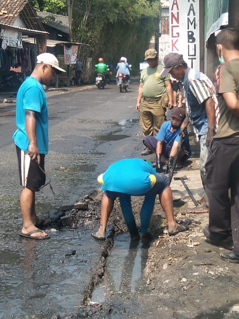 Read more about the article Giat Jumsih (Jumat Bersih) Di Kelurahan Wanasari Cibitung