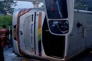 Read more about the article Bus Pemudik Kecelakaan di Tol Japek karena Sopir Mengantuk, 9 Orang Terluka